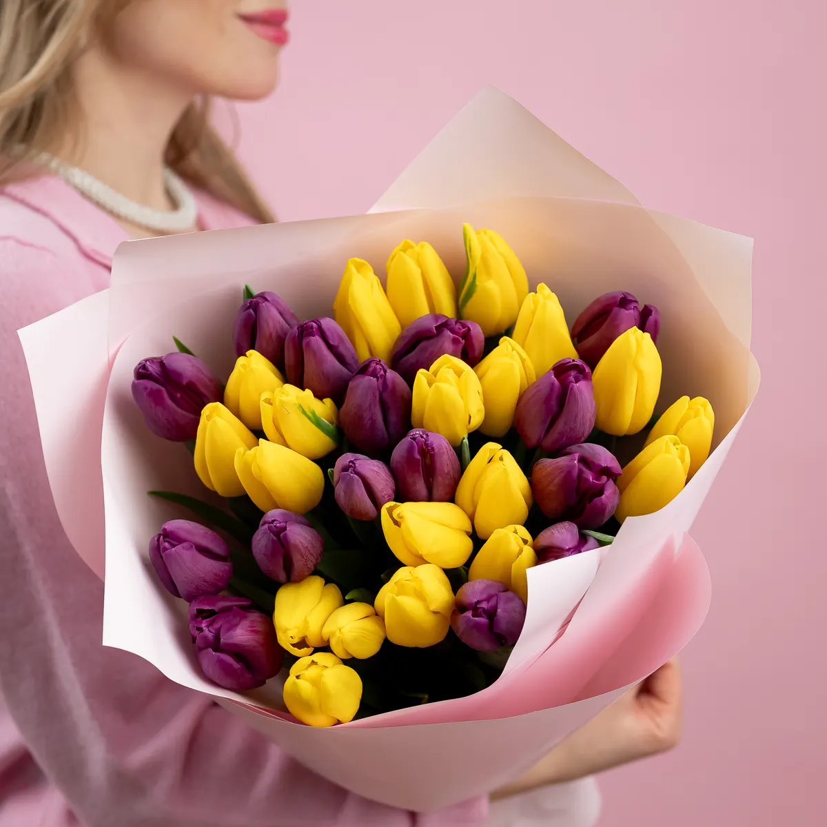 35 желтых и фиолетовых тюльпанов, ракурс 1 из 7