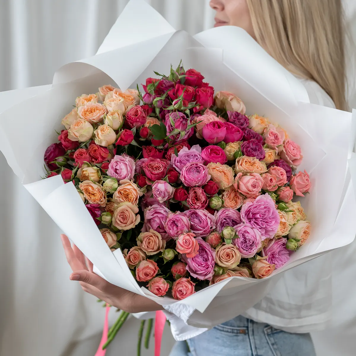 25 кустовых роз цвета микс (Кения), ракурс 1 из 7