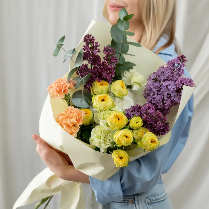 Сборный букет: 3 сирени,1 гортензия,2 куст розы,5 диант, 2 эвкалипт, съёмка 18 апреля 2025
