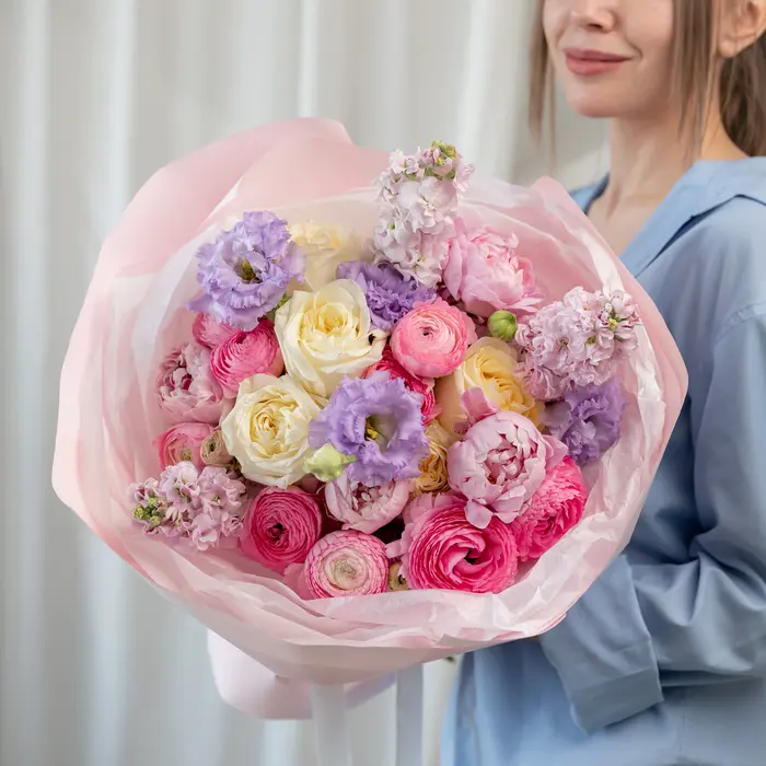 Сборный букет "Очарование": Маттиола 3 шт, Эустома 1 шт, съёмка 27 апреля 2025