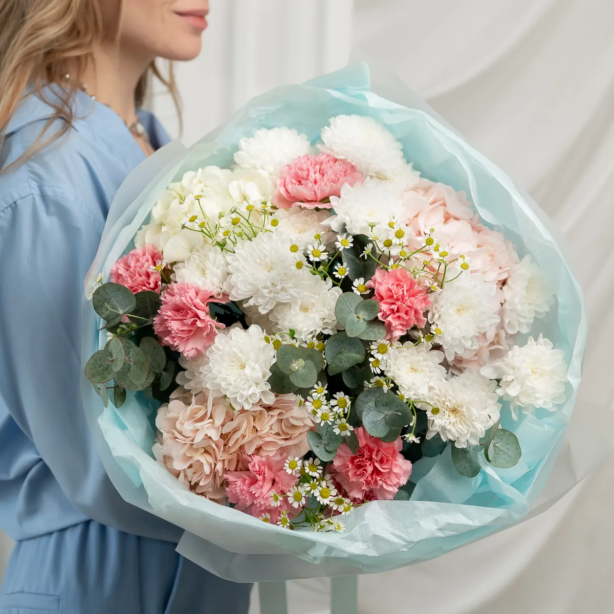 Сборный букет с голубой тишью, ракурс 1 из 7
