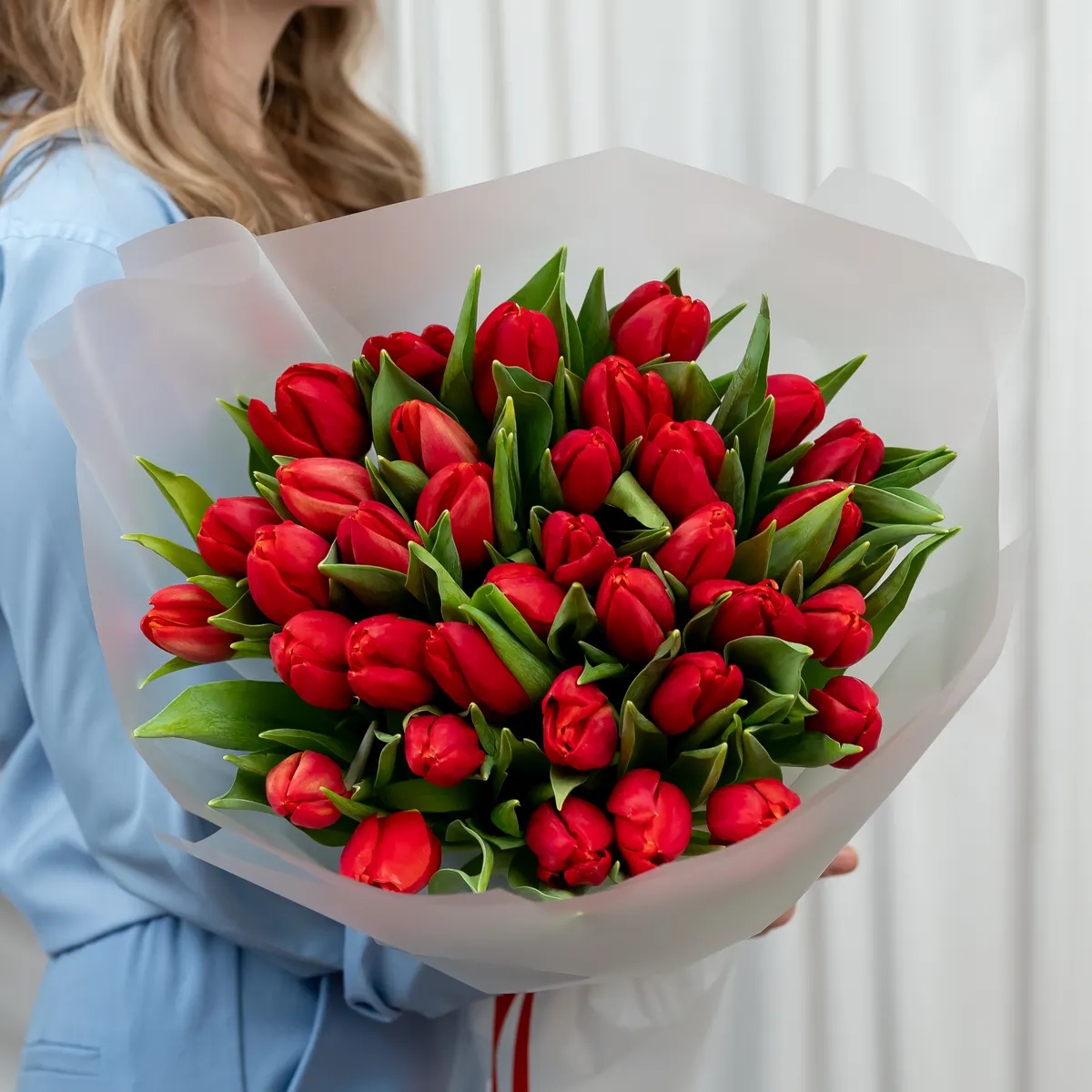 35 красных тюльпанов, ракурс 1 из 7