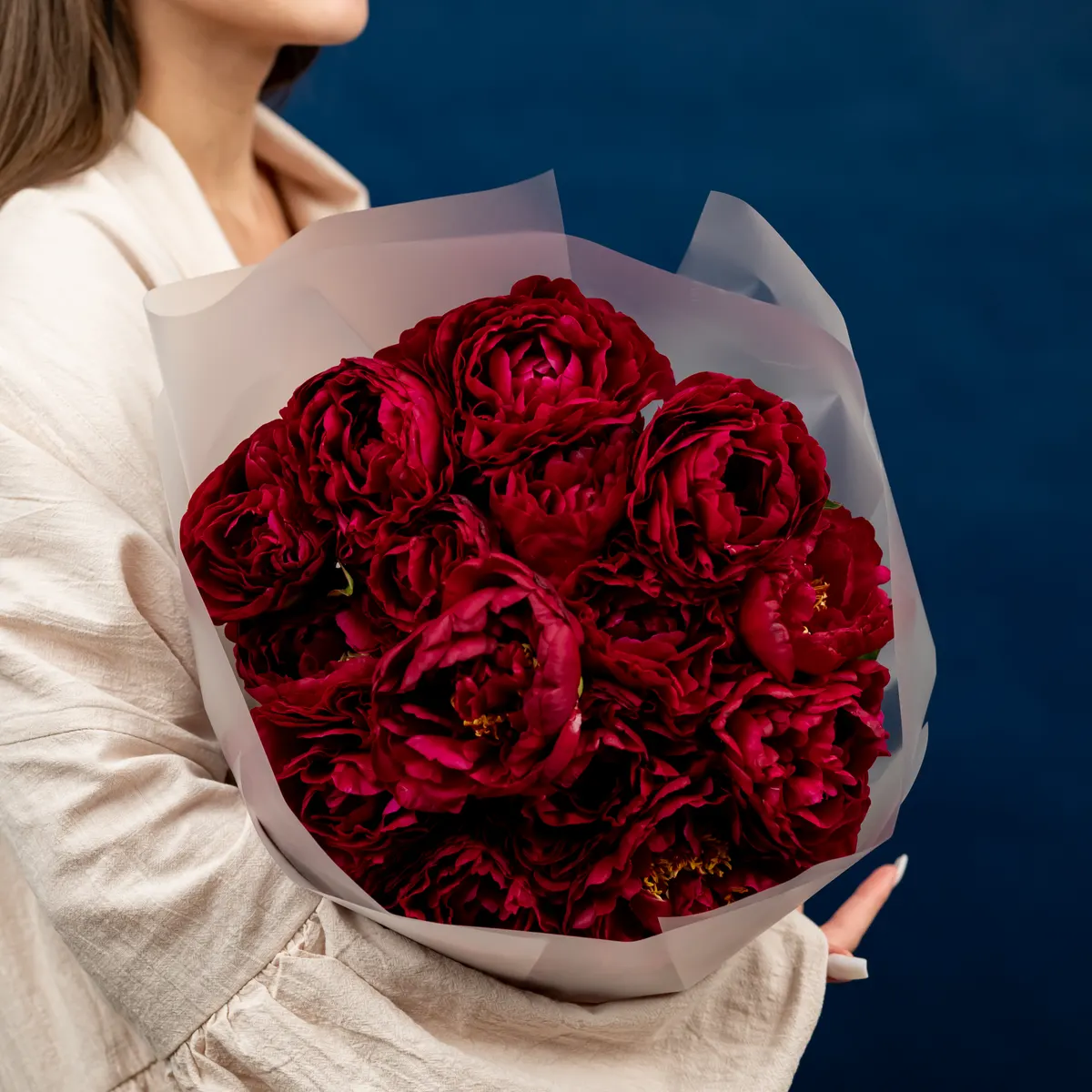 15 пионов красных, ракурс 1 из 7