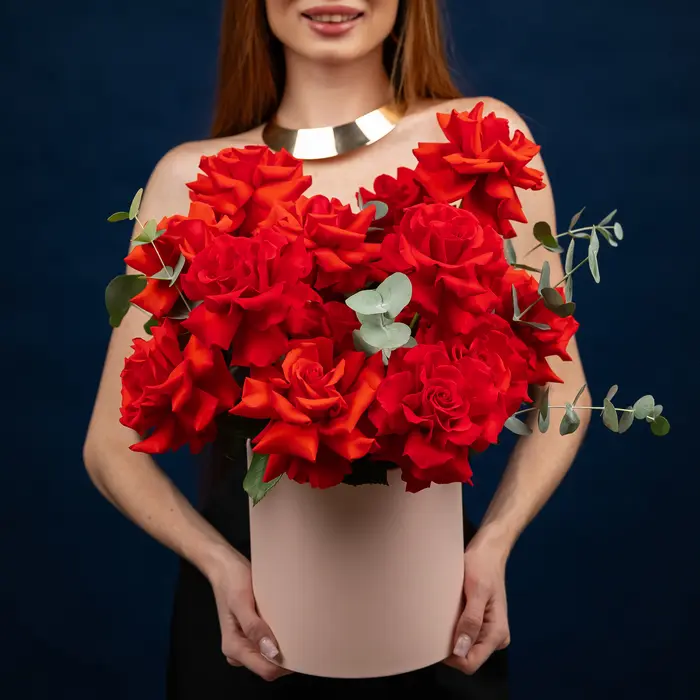 15 французских роз сорт нина в шляпной коробке размер M, съёмка 30 октября 2025